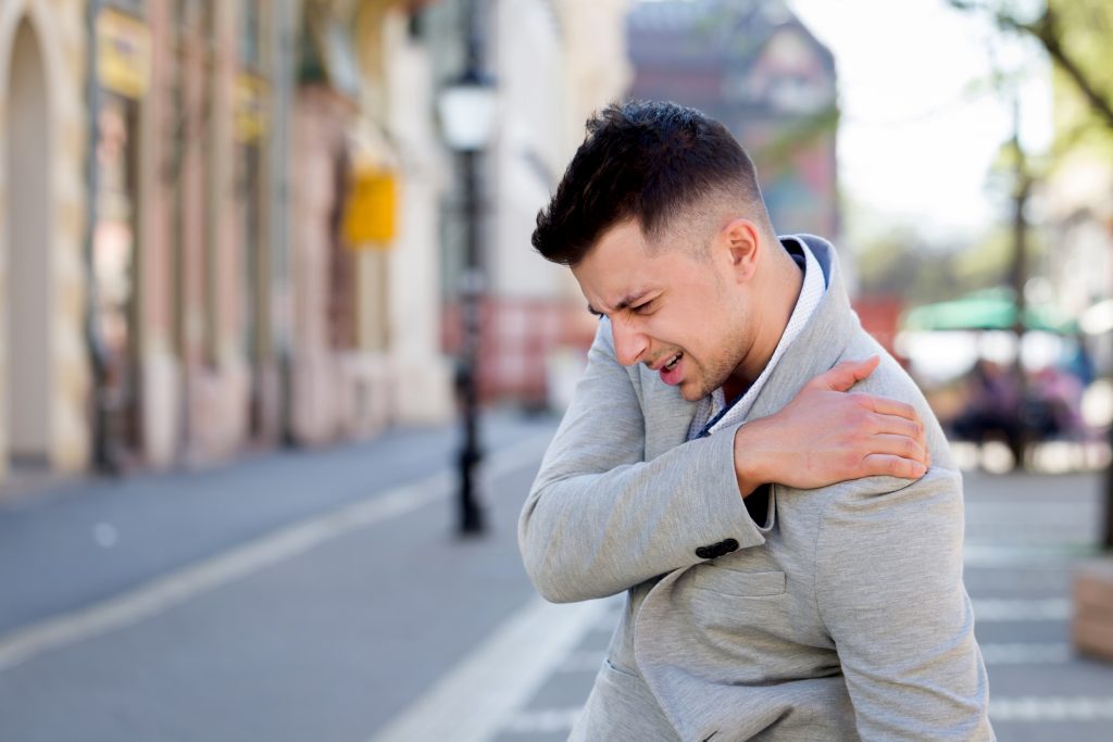 man shoulder pain