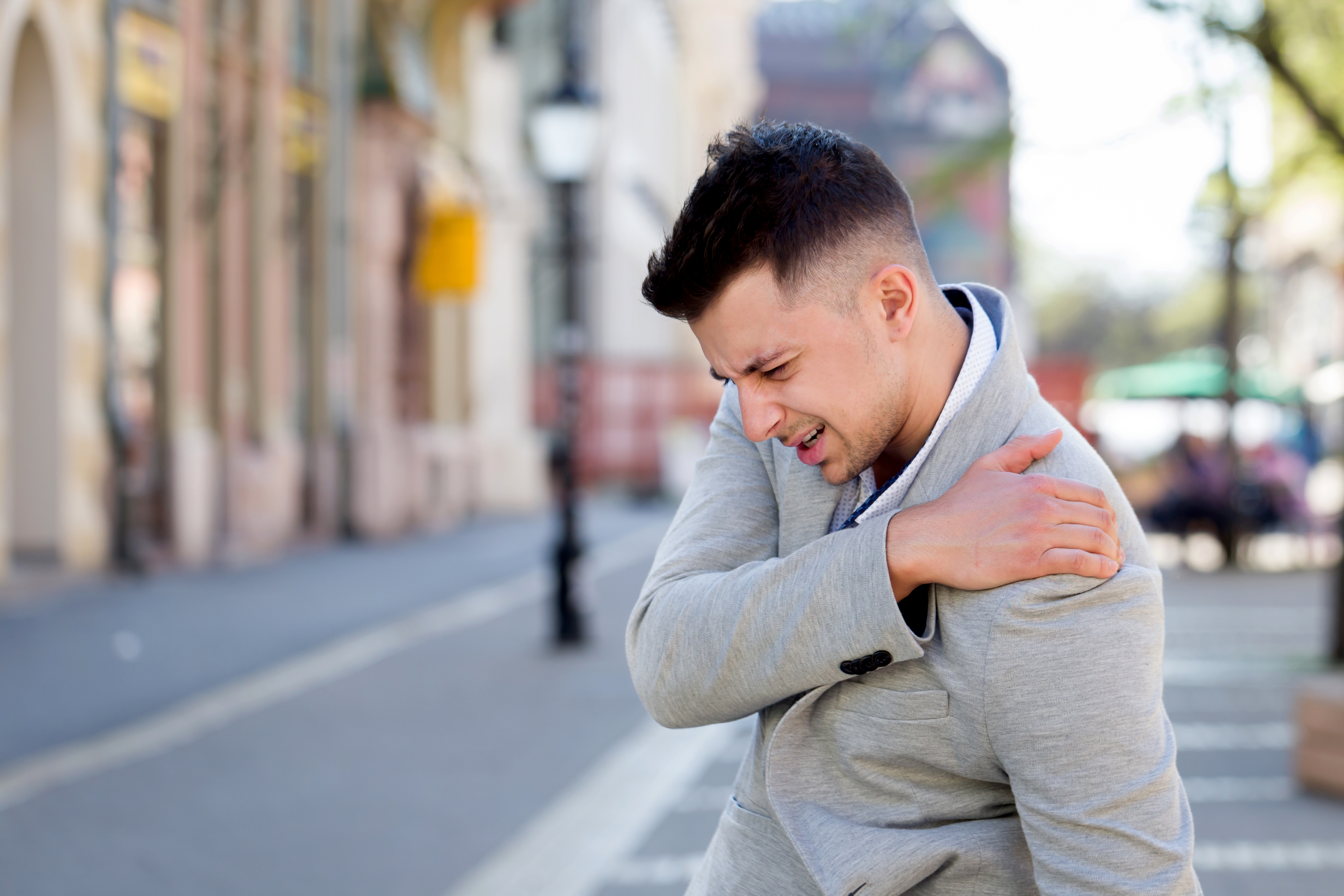 man shoulder pain